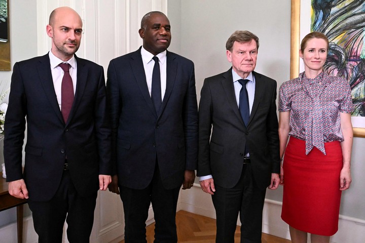 Los ministros de Relaciones Exteriores de Francia, Alemania, Gran Bretaña y de la Unión Europea, este viernes en Ginebra. Foto: EFE  