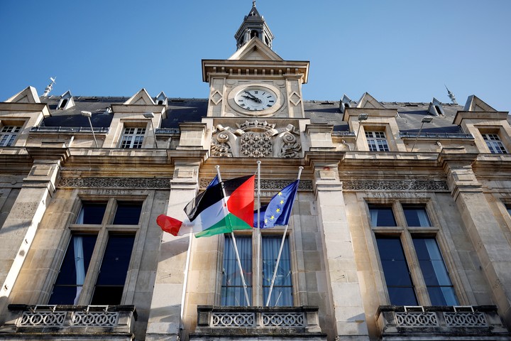 La bandera palestina, en la alcaldía de Saint-Denis. Foto: EFE