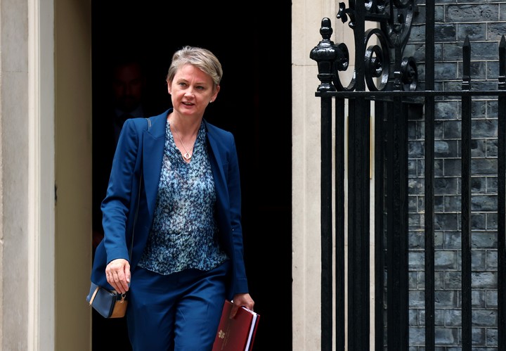 La ministra del interior, Yvette Cooper, sale del 10 de Downing St. Foto: EFE