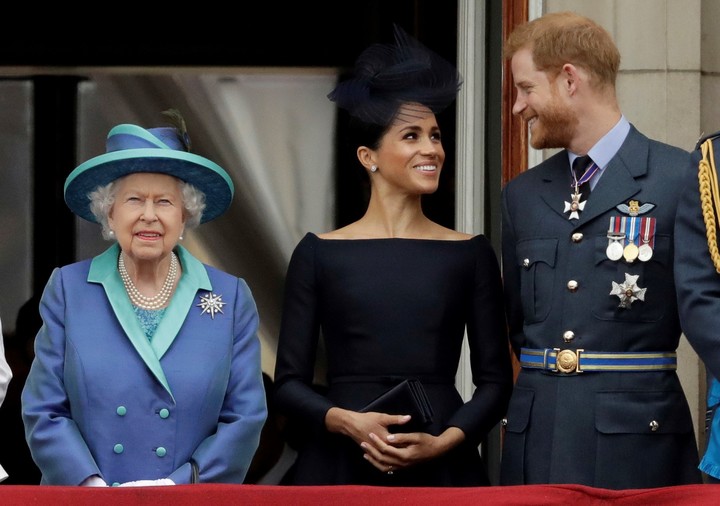 El vínculo entre Harry y su abuela comenzó a deteriorarse cuando él se enamoró de Meghan. Foto: AP
