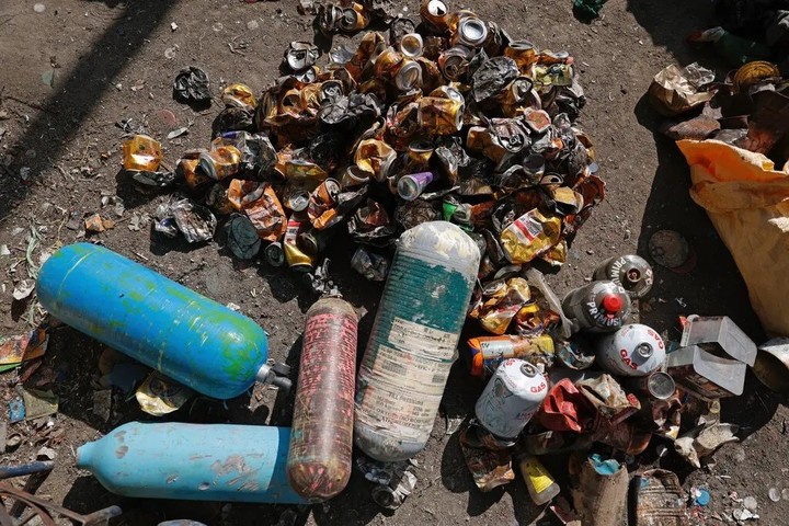 Botellas y bidones de oxígeno usados recogidos en la ruta al Everest en una instalación de residuos de Katmandú, Nepal, el año pasado. Foto Sanjog Manandhar/Associated Press