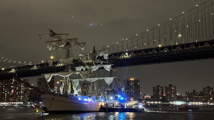 El buque de la Armada mexicana, el Cuauhtémoc, se estrelló contra el Puente de Brooklyn en Nueva York, EE. UU., el sábado. Foto Bloomberg
