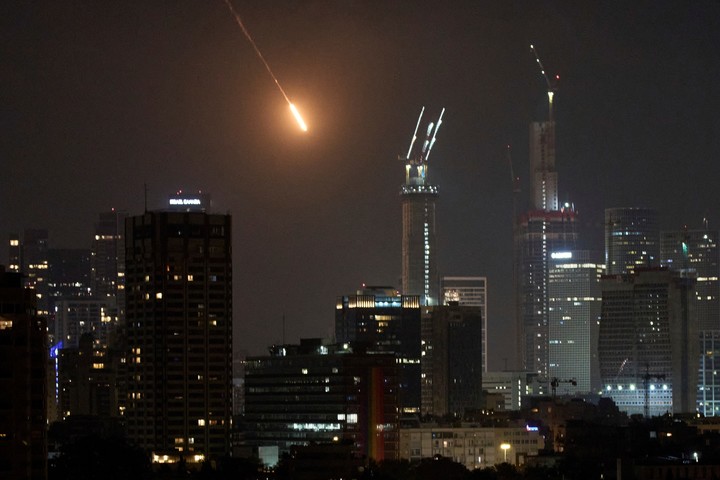 Misiles sobre el cielo de Tel Aviv, en Israel. Foto AP / Leo Correa
