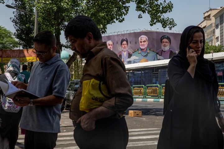 Personas caminan cerca de una pancarta que representa al general iraní Qassem Soleimani, quien murió en un ataque con drones estadounidenses en 2020 (centro), en Teherán, Irán, el 11 de mayo de 2025. Funcionarios iraníes negocian con Estados Unidos un nuevo acuerdo nuclear. (Arash Khamooshi/The New York Times)
El presidente Donald Trump y el príncipe heredero Mohammed bin Salman en la Corte Real de Riad, Arabia Saudita, el martes 13 de marzo de 2025. En conversaciones con negociadores estadounidenses, los iraníes hablaron de un consorcio con varios países que les permitiría seguir produciendo combustible de uso civil, pero con mayor supervisión. (Doug Mills/The New York Times)
Personas caminan cerca de una pancarta que representa al general iraní Qassem Soleimani, quien murió en un ataque con drones estadounidenses en 2020 (centro), en Teherán, Irán, el 11 de mayo de 2025. Funcionarios iraníes negocian con Estados Unidos un nuevo acuerdo nuclear. (Arash Khamooshi/The New York Times)