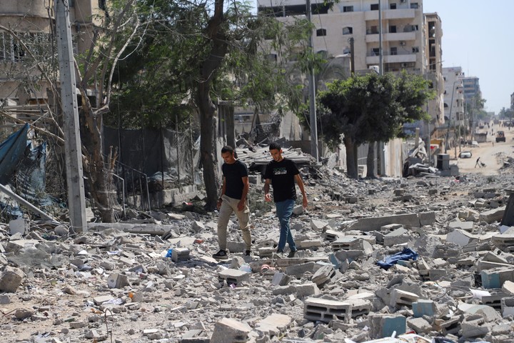 Palestinos inspeccionan daños en un barrio residencial en Gaza. Foto REUTERS/Ebrahim Hajjaj