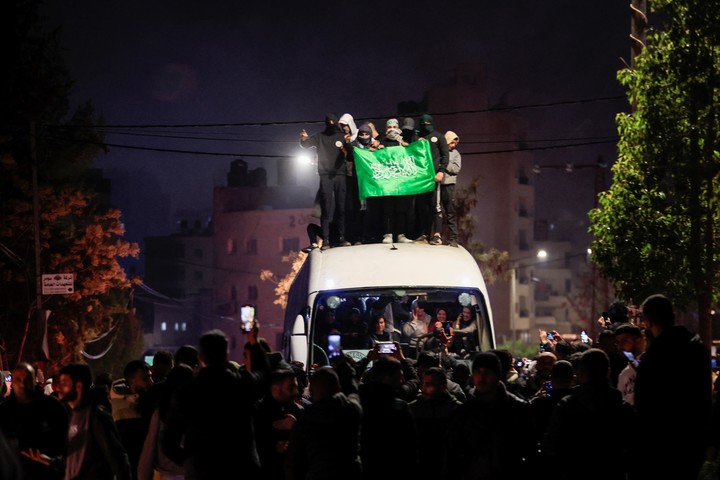 Israel liberó a los primeros 90 detenidos palestinos tras el acuerdo con Hamas. Reuter
