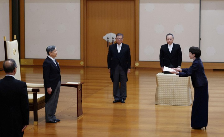 La nueva primera ministra de Japón, Sanae Takaichi, recibe su nombramiento del emperador Naruhito mientras el ex primer ministro Shigeru Ishiba observa, durante la ceremonia de investidura de Takaichi en el Palacio Imperial de Tokio, Japón, el 21 de octubre de 2025, en esta foto publicada por Kyodo. Crédito obligatorio: Kyodo/vía REUTERS. 