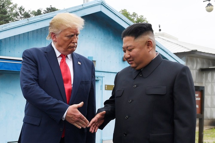 Trump con el dictador norcoreano, Kim Jong-un en Panmunjom en la frontera desmilitarizada entre las dos Coreas. Foto AP