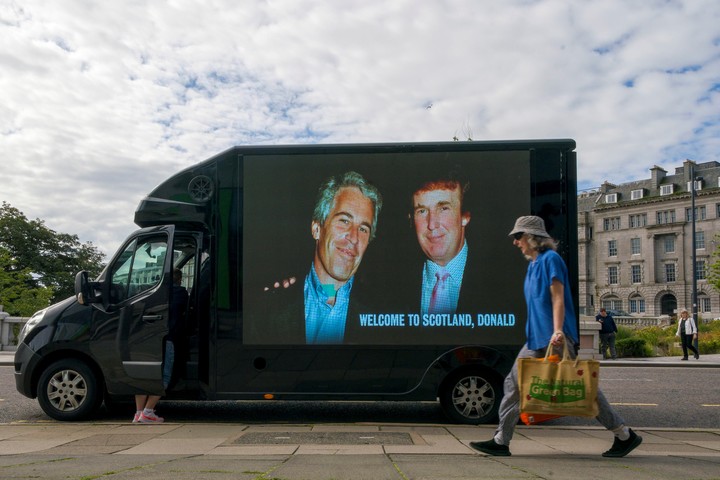 Una foto de Donald Trump y Jeffrey Epstein, en un camión en Aberdeen, días antes de una visita del presidente de EE.UU. a Escocia, en julio. Foto: AP