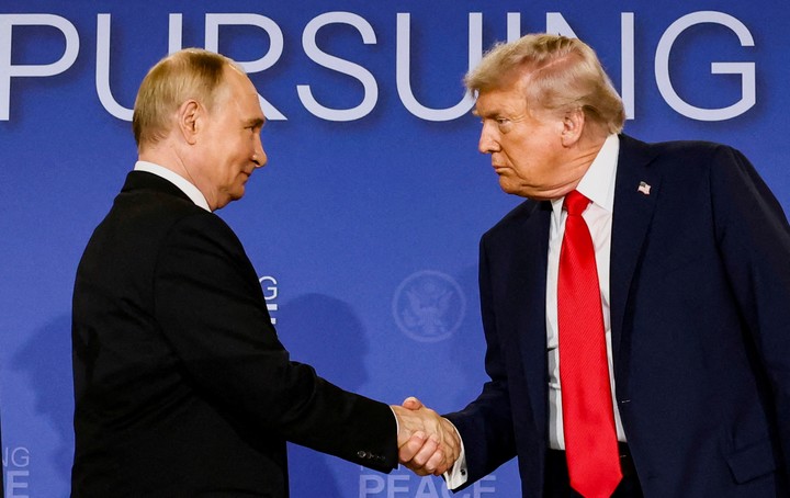 Vladimir Putin con Donald Trump, en Alaska. Foto Reuters