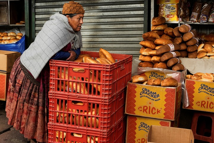La "marraqueta" o "Pan de batalla", el más popular en Bolivia, mantiene el valor pero pesa menos que antes. Foto: AP/Juan Karita