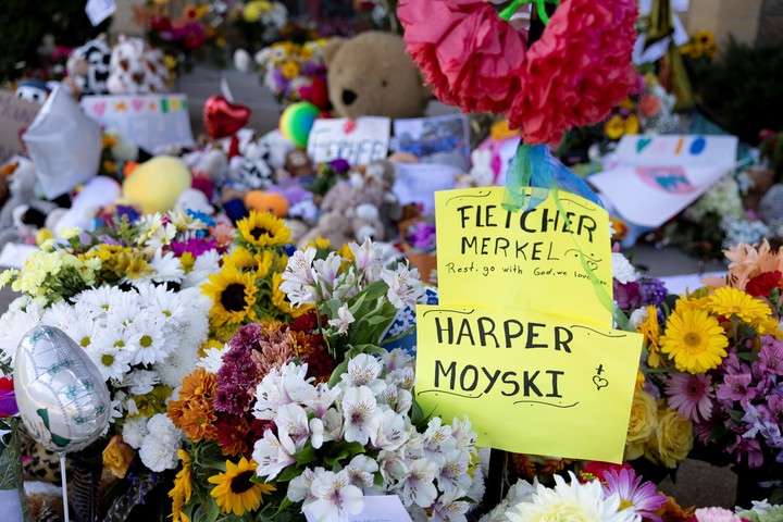 Un cartel en honor a las dos víctimas del tiroteo del miércoles, Fletcher Merkel, de 8 años, y Harper Moyski, de 10, frente a la Iglesia Católica de la Anunciación, en Minneapolis. Foto AP
