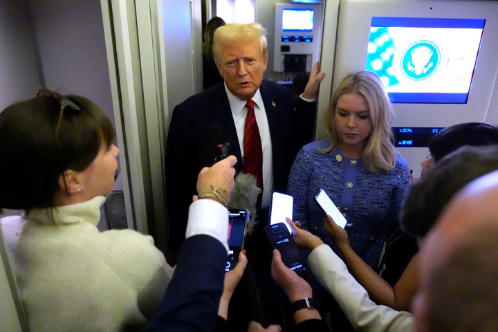 Trump defendió la labor de los agentes migratorios y afirmó que están haciendo "un trabajo fantástico". Foto AP Photo/Mark Schiefelbein