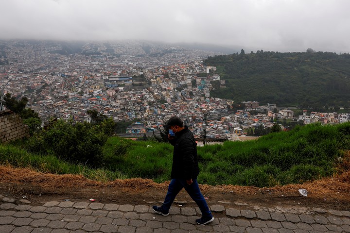 Un hombre camina, con una vista de la ciudad de Quito al fondo, durante las elecciones presidenciales, en Ecuador. Foto Reuters