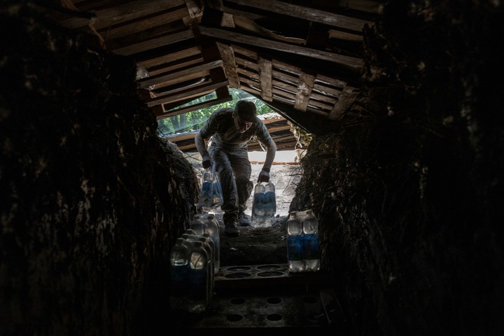 Un soldado ucraniano trasladando provisiones a un búnker. Foto Finbarr O’Reilly-