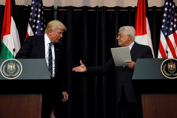 El presidente de Estados Unidos, Donald Trump (der.), recibe al presidente de la Autoridad Palestina, Mahmoud Abbas, en la Oficina Oval de la Casa Blanca en Washington, Estados Unidos, el 3 de mayo de 2017. Foto Reuters