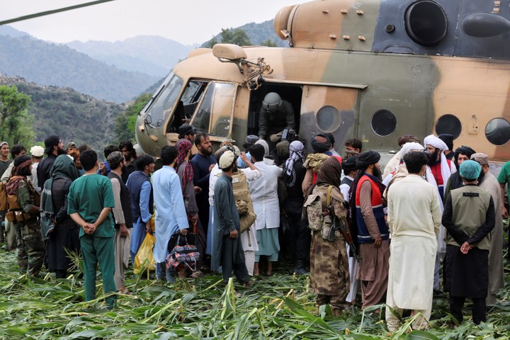 Un helicóptero traslada heridos en el terremoto. Foto: AP