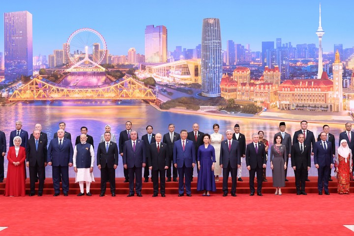 El presidente chino, Xi Jinping, y su esposa, Peng Liyuan, posan para una foto grupal con invitados internacionales, incluido el presidente ruso, Vladimir Putin (séptimo desde la izquierda), el primer ministro indio, Narendra Modi (cuarto desde la izquierda), y el presidente turco, Recep Tayyip Erdogan (segundo desde la izquierda). Foto AP
