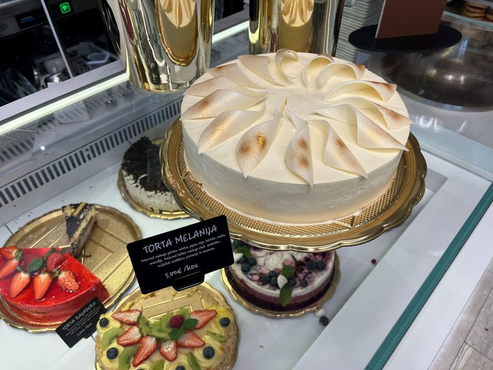 El pastel de Melania en una pastelería de Sevnica, Eslovenia, el 16 de mayo de 2025. La escultura de bronce, erigida cerca de la ciudad natal de Melania Trump, en el este de Eslovenia, fue cortada a los pies y robada, según informó la policía. (Matej Leskovsek/The New York Times)