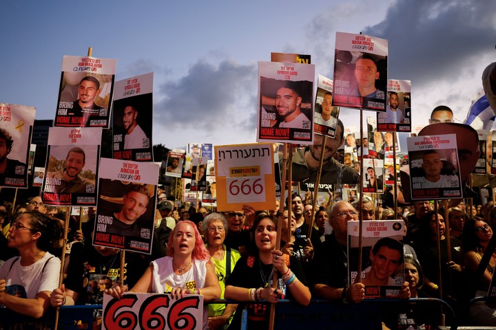 El sábado por la noche hubo una nueva movilización en Tel Aviv reclamando la liberaciónd e los rehenes qeu aún permanecen secuestrados en Gaza. Foto Reuters / Ammar Awad