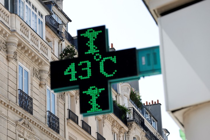 Un termómetro en una farmacia de París marca la temperatura, al mediodía de este martes. Foto: REUTERS  
