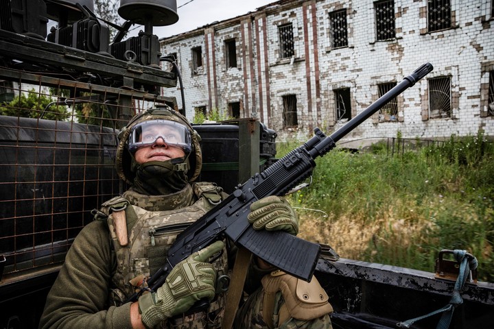 Un soldado ucraniano de la 53.ª Brigada Mecanizada, en la parte trasera de un camión a toda velocidad, vigila la presencia de drones rusos en la ciudad de Kostyantynivka, Ucrania, el 19 de junio de 2025. En los últimos dos años, el Pentágono ha enviado más de 66 000 millones de dólares en armas, municiones y equipo a Ucrania. (David Guttenfelder/The New York Times)