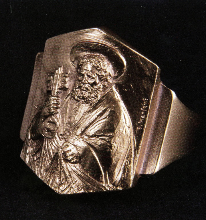 El anillo de Pescador plateado de Francisco. Foto: EFE. 