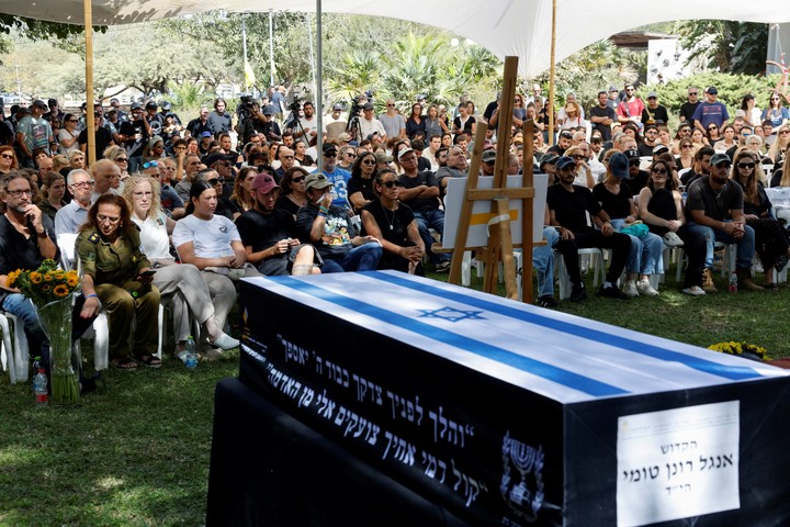 El féretro de uno de los rehenes que murieron en manos de Hamas y que fueron entregados días atrás a Israel. Foto. REUTERS  