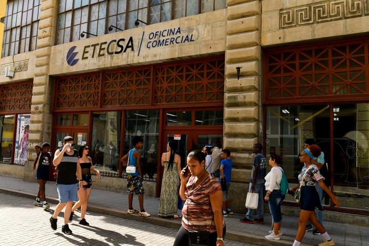 Sede de Etecsa, la empresa estatal de telecomunicaciones cubana. Foto Reuters/Norlys Perez. 