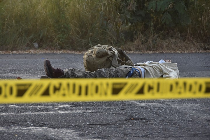 Un cuerpo tendido en una calle de Culiacán, Sinaloa. Foto AP
