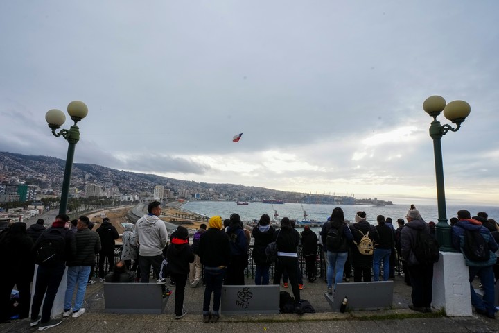 Nubes oscuras y temor a un tsunami en un mirador de Valparaíso, Chile, este miércoles tras el feroz terremoto en Rusia. Foto: AP 