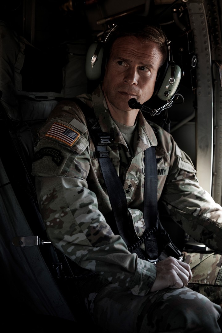 "Esta es la misión de su generación y la están aceptando", dijo el general de división Scott M. Naumann sobre los jóvenes soldados de las unidades Stryker. Foto de Adriana Zehbrauskas para The New York Times. 