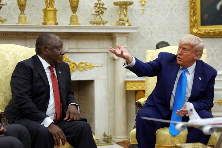 El presidente de Sudáfrica, Cyril Ramaphosa, y el presidente Donald Trump se reúnen en el Despacho Oval de la Casa Blanca en Washington, el miércoles 21 de mayo de 2025. (Eric Lee/The New York Times)