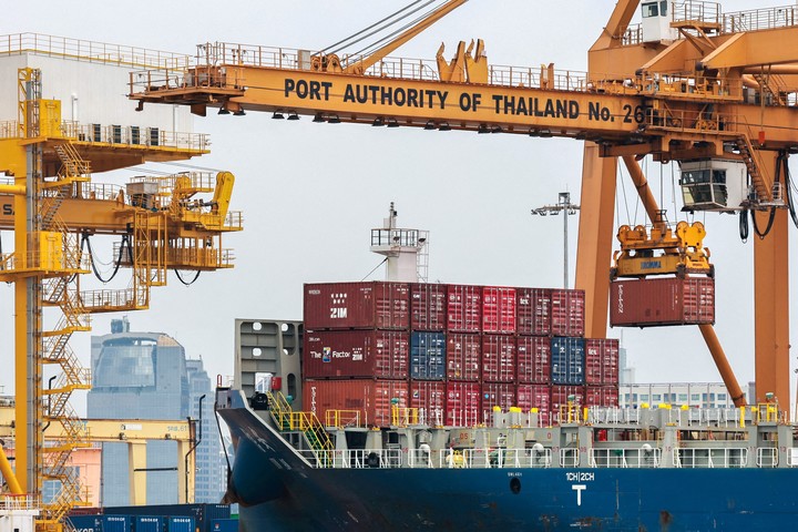 Barcos cargueros en un puerto de Bangkok. Foto: Reuters