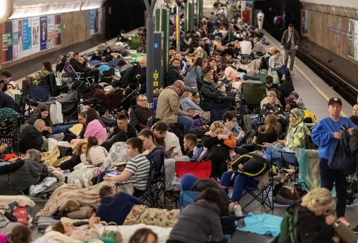 La gente se refugia dentro de una estación de metro durante un ataque militar ruso, en medio del ataque de Rusia a Ucrania, en Kiev. Foto Reuters