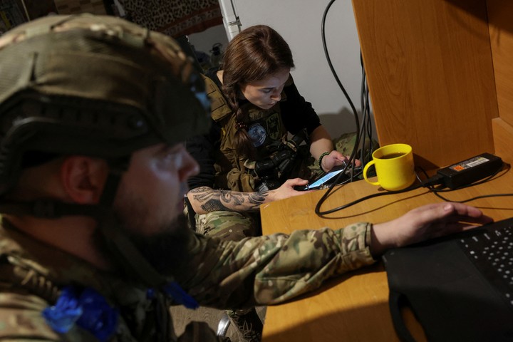 Oficiales de policía de la Brigada 'Khyzhak' operan un combate de vampiros mientras entregan municiones y alimentos para sus hermanos de armas a una posición cerca de una ciudad de primera línea de Toretsk, en medio del ataque de Rusia a Ucrania. Foto Reuters