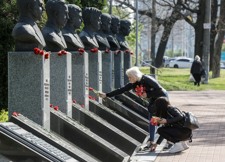 Flores en un monumento de Kiev que recuerda a las víctimas del desastre nuclear de la planta ucraniana de Chernobyl, en el 39° aniversario. Foto: EFE 