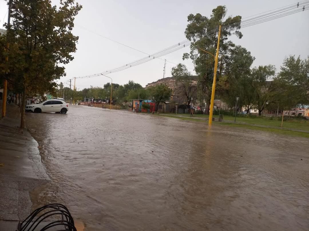 Una fuerte tormenta azotó a Villa Regina: cayó granizo y hay varias calles inundadas
