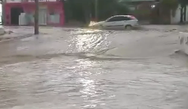 Una fuerte tormenta azotó a Villa Regina: cayó granizo y hay varias calles inundadas