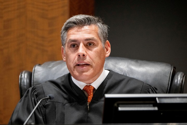 El juez Tony Graf, del Tribunal del 4.º Distrito de Provo (Utah), habla con el abogado penalista de Salt Lake City Greg Skordas, que compareció en nombre del condado de Utah, mientras Tyler Robinson, de 22 años, sospechoso del asesinato a tiros de Charlie Kirk, comparece por videoconferencia el martes 16 de septiembre de 2025 para su comparecencia inicial en Provo (Utah, EE. UU.). Scott G Winterton/Pool vía REUTERS