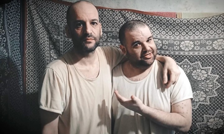 Iair y Eitan Horn, en un video que grabaron y que difundió Hamas.