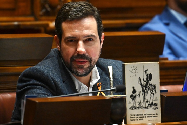 El diputado por el partido Frente Limpio Federico Preve reacciona durante una sesión en la Cámara Baja este martes, en Montevideo (Uruguay). Foto EFE