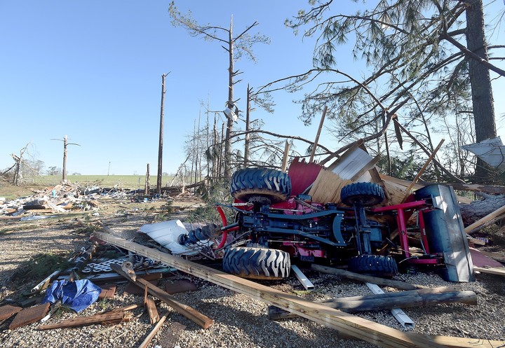 Un tractor yace de costado en la localidad de Darbun, Mississippi. Foto EFE
