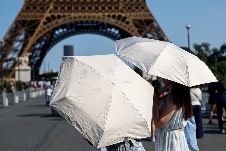 Sol abrasador y calor extremo en París, este martes. Foto: EFE 