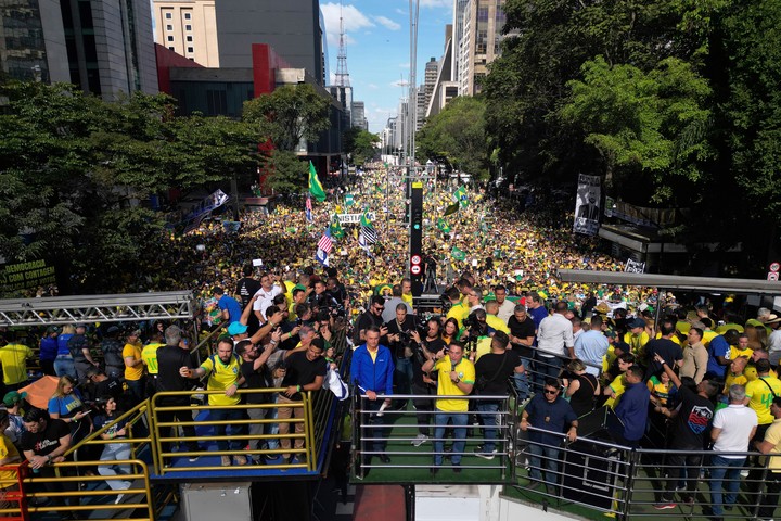 El expresidente Jair Bolsonaro, de azul, participa en una protesta contra su juicio ante la Corte Suprema, en el que se le acusa de participar en un intento de golpe de Estado en 2022. Foto AP