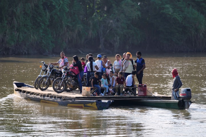 Residents de la región del Catatumbo, en Colombia, cruzan un río hacia Venezuela, huyendo de la violencia. Foto: AP  