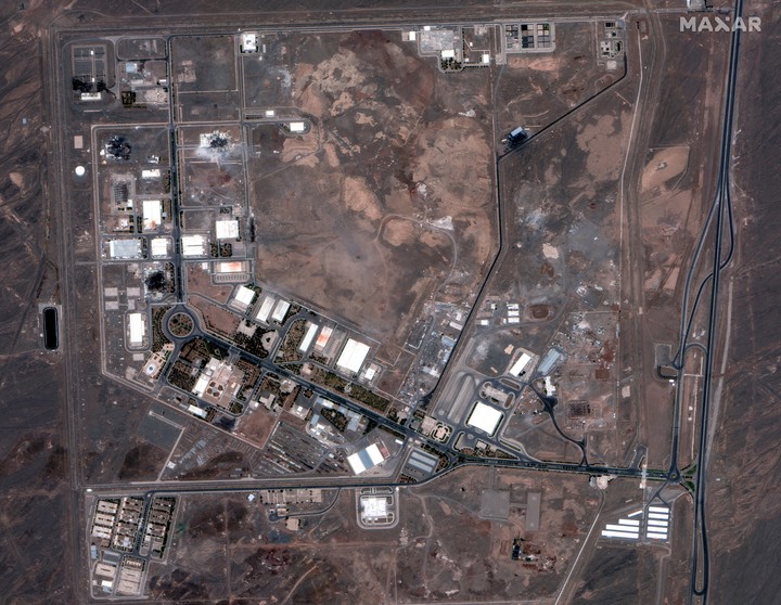Una imagen satelital facilitada por Maxar Technologies muestra la planta de enriquecimiento nuclear de Natanz tras los ataques aéreos estadounidenses, en Natanz, Irán, el 22 de junio. Foto EFE
