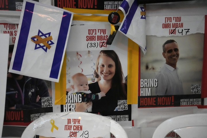 Shiri Bibas, con su hijo Kfir, en un afiche que reclamaba la entrega de los rehenes. Foto AP