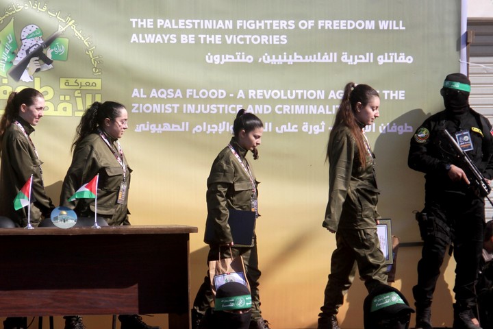 Liri Albag, Karina Ariev, Daniella Gilboa y Naama Levy, las cuatro rehenes liberadas. Foto: EFE