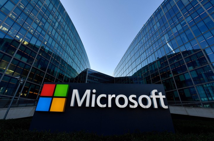El logotipo de la sede francesa de la multinacional tecnológica estadounidense Microsoft en Issy-Les-Moulineaux, un suburbio de París. Foto AFP
